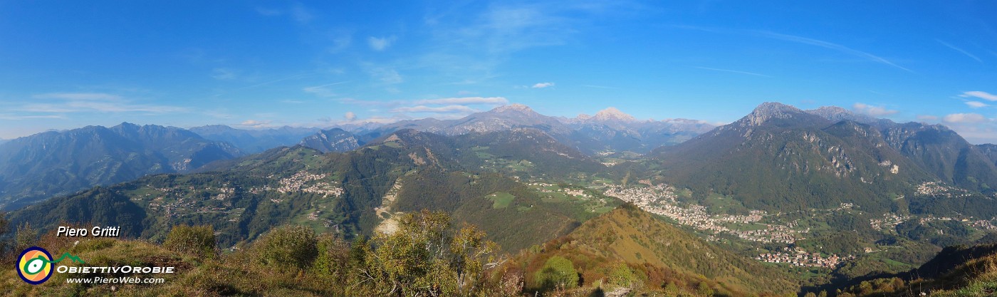 36 Ampia vista panoramica,Valle Brembana a sx con Dossena, Valle Serina a dx con Serina .jpg
